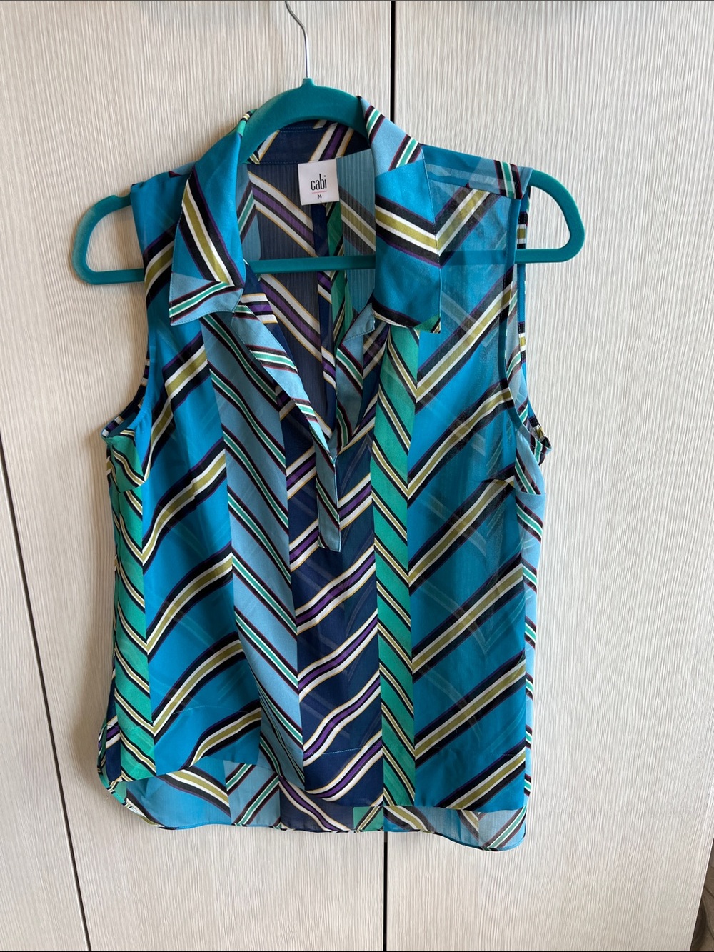 Cabi sleeveless diagonal print blouse